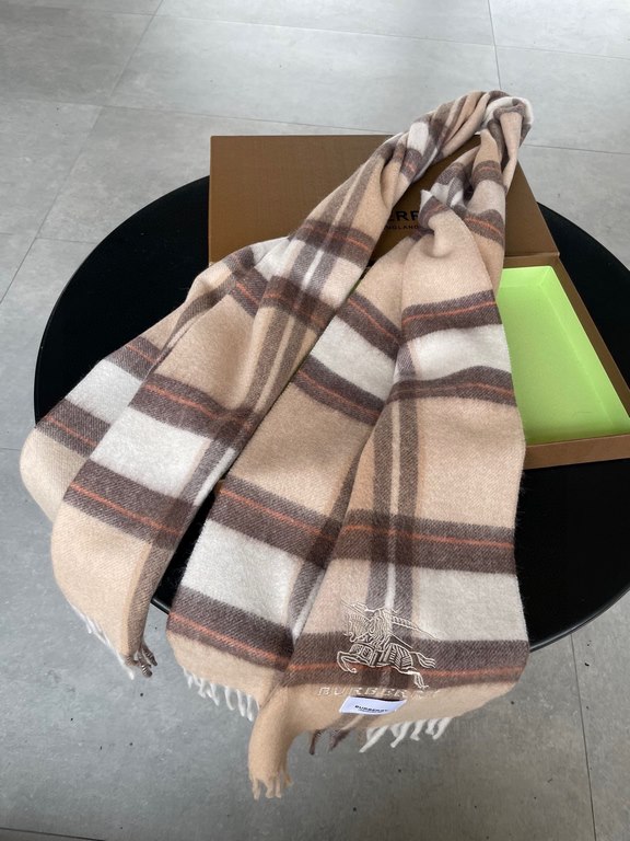 The Burberry Bur cashmere plaid looks crazy good, so stylish and glamorous!!!! Very svelte and stylish fallwinter piece! Really like it, very Classical men's design. Men's stuff less and more! ! 100% cashmere, the feel i