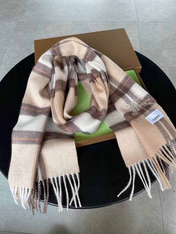 The Burberry Bur cashmere plaid looks crazy good, so stylish and glamorous!!!! Very svelte and stylish fallwinter piece! Really like it, very Classical men's design. Men's stuff less and more! ! 100% cashmere, the feel i