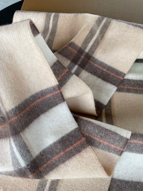 The Burberry Bur cashmere plaid looks crazy good, so stylish and glamorous!!!! Very svelte and stylish fallwinter piece! Really like it, very Classical men's design. Men's stuff less and more! ! 100% cashmere, the feel i