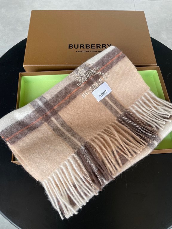 The Burberry Bur cashmere plaid looks crazy good, so stylish and glamorous!!!! Very svelte and stylish fallwinter piece! Really like it, very Classical men's design. Men's stuff less and more! ! 100% cashmere, the feel i