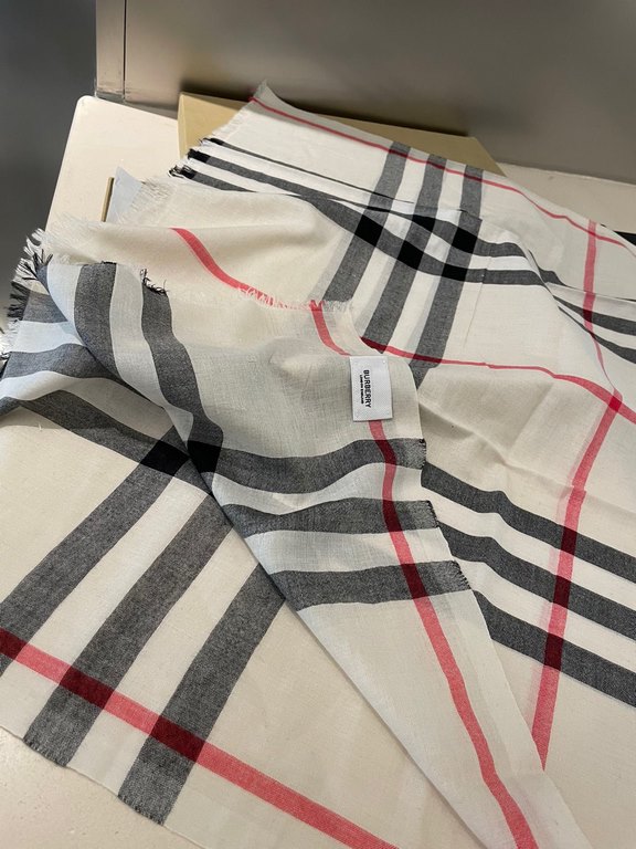 The original customized BURBERRY Autumn silk and wool light scarf has the smoothness of silk and the softness of wool, 100-count yarn color weaving technology, a hundred years of classic heritage, suitable for both men a