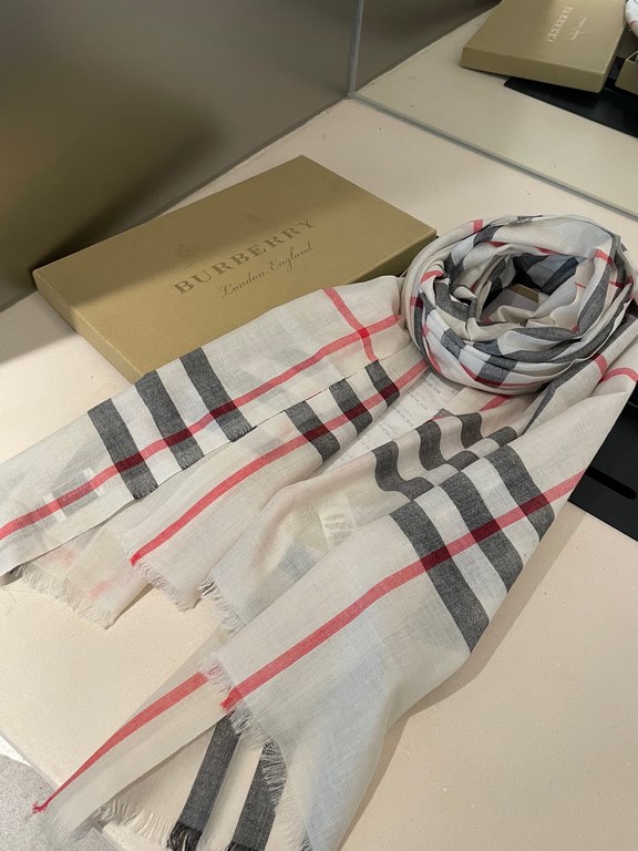 The original customized BURBERRY Autumn silk and wool light scarf has the smoothness of silk and the softness of wool, 100-count yarn color weaving technology, a hundred years of classic heritage, suitable for both men a