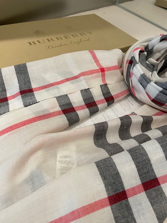 The original customized BURBERRY Autumn silk and wool light scarf has the smoothness of silk and the softness of wool, 100-count yarn color weaving technology, a hundred years of classic heritage, suitable for both men a