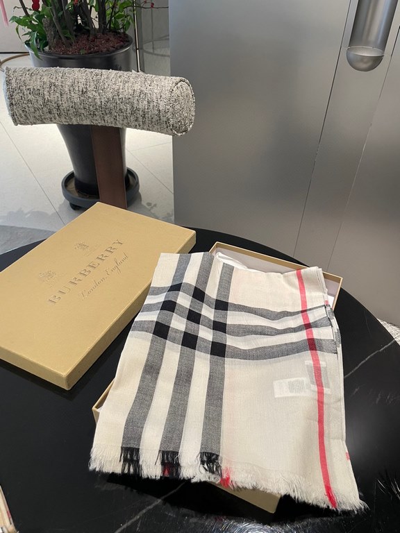 The original customized BURBERRY Autumn silk and wool light scarf has the smoothness of silk and the softness of wool, 100-count yarn color weaving technology, a hundred years of classic heritage, suitable for both men a