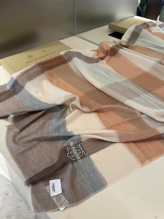 Highly recommended!!! Premium cozy chic vibe, take it if you believe me! This soft scarf from Burberry that touches the heart, inimitable color and temperament!!!! Scarf light and shadow will also have a very beautiful s