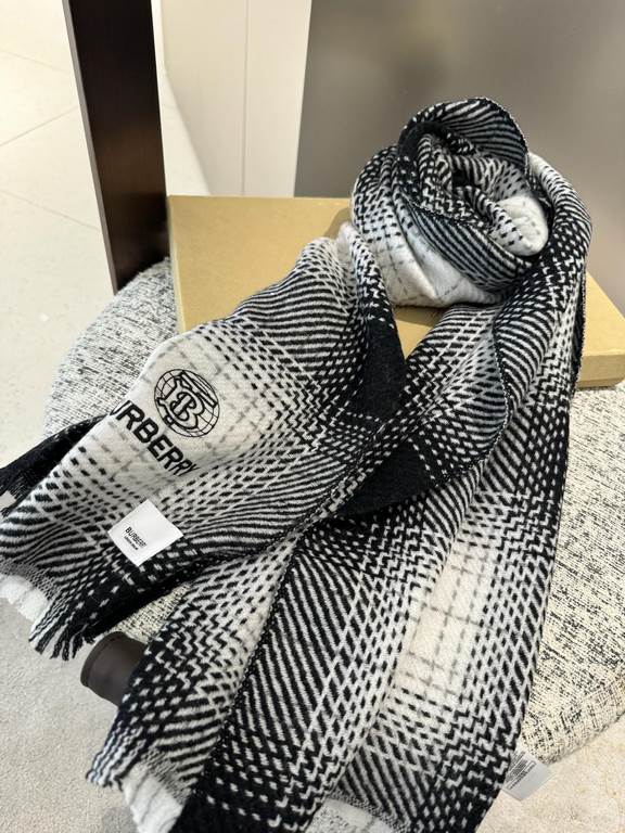 New    Burberry series of goods exclusively for vip products  top Scottish imported wool texture weaving makes the scarf endowed with elasticity and soft and skin-friendly    Unparalleled noble elegance Intellectual styl