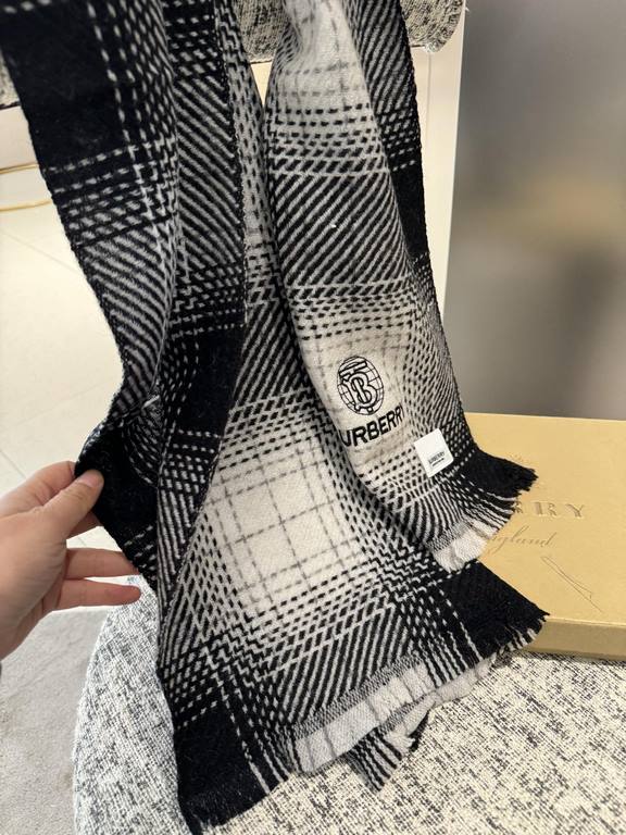 New    Burberry series of goods exclusively for vip products  top Scottish imported wool texture weaving makes the scarf endowed with elasticity and soft and skin-friendly    Unparalleled noble elegance Intellectual styl