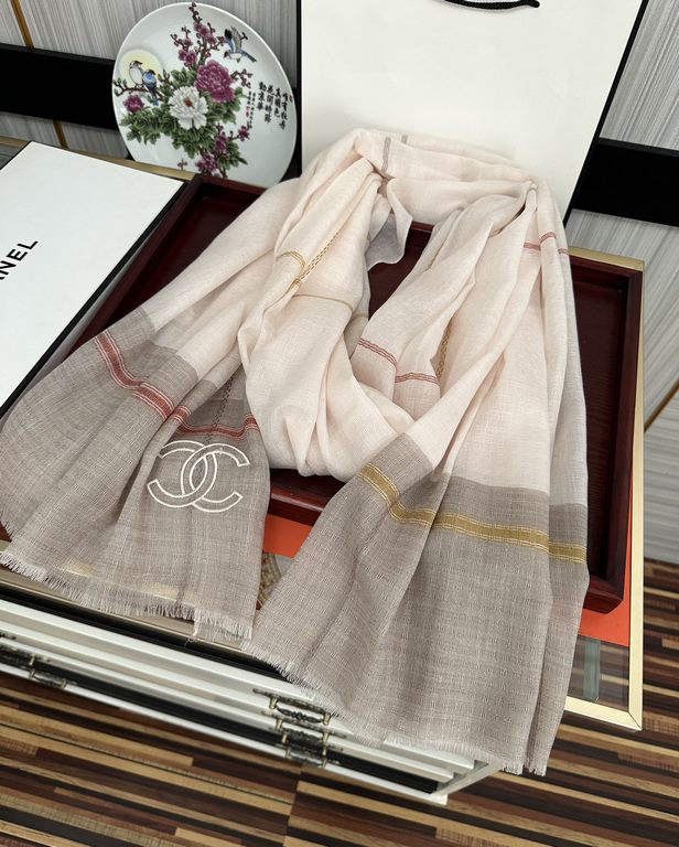 New Burberry   heavy recommended [double C logo]   too beautiful   hot N years of plaid, everyone likes   when the hipsters have several Ba family scarves in the closet,   a change of scarf is enough to give you a refres