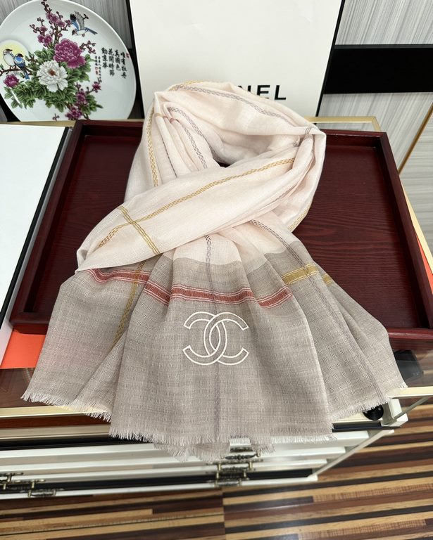 New Burberry   heavy recommended [double C logo]   too beautiful   hot N years of plaid, everyone likes   when the hipsters have several Ba family scarves in the closet,   a change of scarf is enough to give you a refres