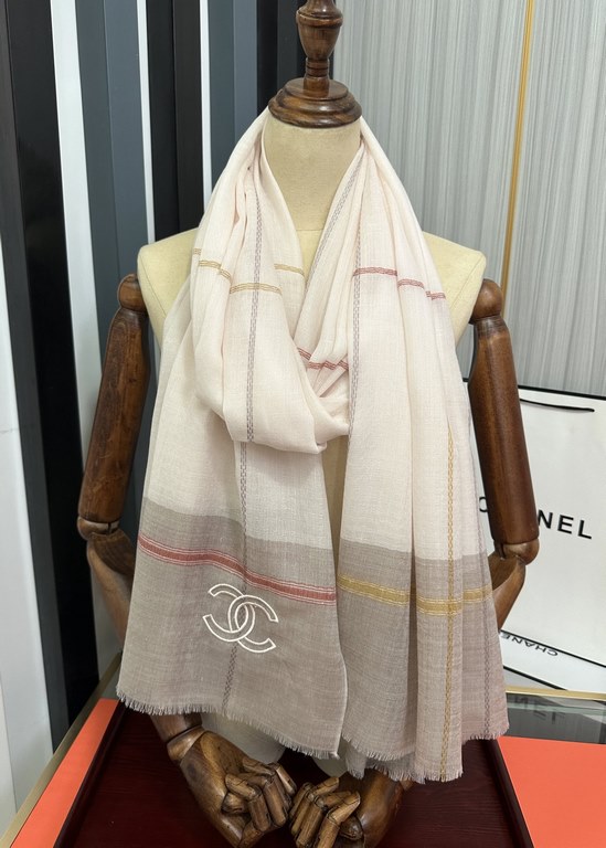 New Burberry   heavy recommended [double C logo]   too beautiful   hot N years of plaid, everyone likes   when the hipsters have several Ba family scarves in the closet,   a change of scarf is enough to give you a refres