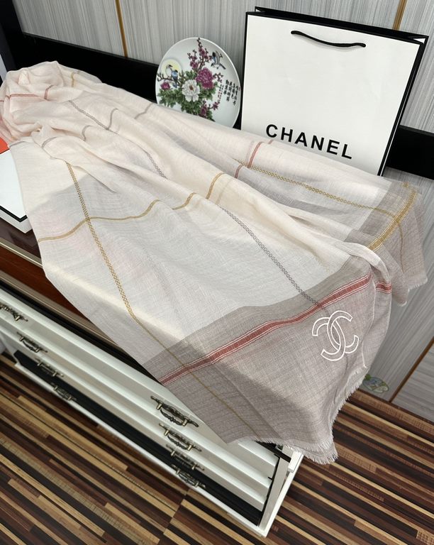 New Burberry   heavy recommended [double C logo]   too beautiful   hot N years of plaid, everyone likes   when the hipsters have several Ba family scarves in the closet,   a change of scarf is enough to give you a refres