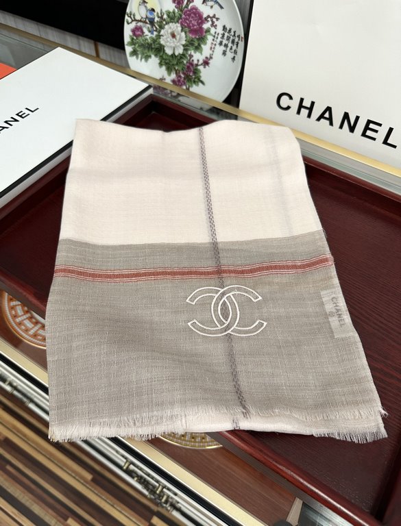 New Burberry   heavy recommended [double C logo]   too beautiful   hot N years of plaid, everyone likes   when the hipsters have several Ba family scarves in the closet,   a change of scarf is enough to give you a refres