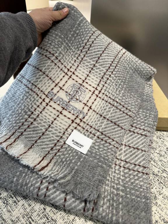 New    Burberry series of goods exclusively for vip products  top Scottish imported wool texture weaving makes the scarf endowed with elasticity and soft and skin-friendly    Unparalleled noble elegance Intellectual styl