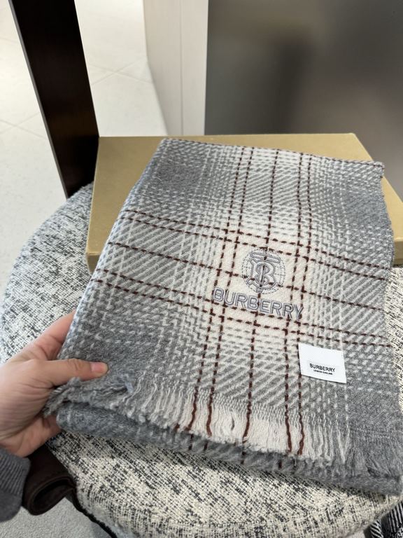 New    Burberry series of goods exclusively for vip products  top Scottish imported wool texture weaving makes the scarf endowed with elasticity and soft and skin-friendly    Unparalleled noble elegance Intellectual styl