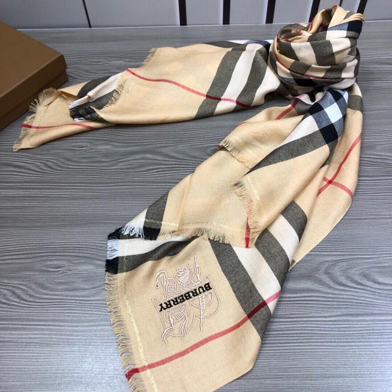 heavy recommended    fire N years of the classic grid, when the trend of people have several Burberry scarf in the closet, a small scarf its role can not be underestimated, it is absolutely for wearing the role of the dr