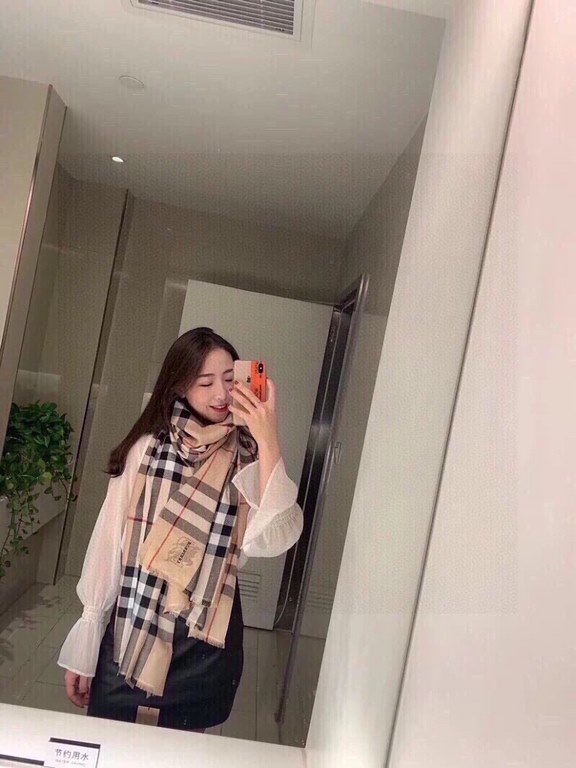 heavy recommended    fire N years of the classic grid, when the trend of people have several Burberry scarf in the closet, a small scarf its role can not be underestimated, it is absolutely for wearing the role of the dr