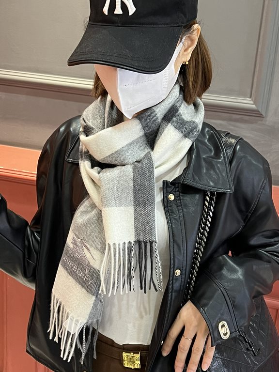 Price   heavy recommended   Burberry New - couple models cashmere scarf   perfect selection of superior cashmere fibers, time-consuming and labor-intensive, and then soaked in clear spring water polyester, so that cashme