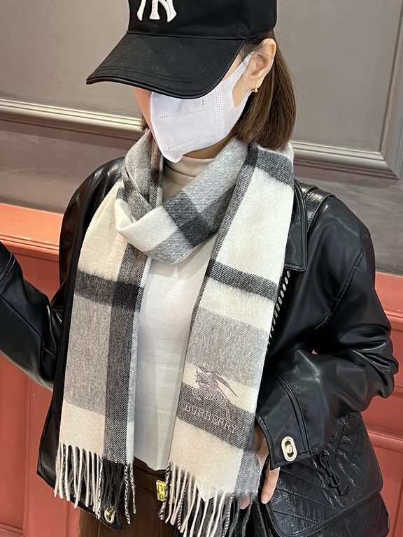 Price   heavy recommended   Burberry New - couple models cashmere scarf   perfect selection of superior cashmere fibers, time-consuming and labor-intensive, and then soaked in clear spring water polyester, so that cashme