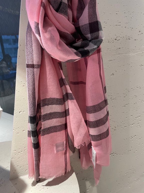 Burberry formal series goods exclusively for flagship store vip      top Scotland imported cashmere   incomparable noble elegance Intellectual style   simple atmospheric design   absolute Not fancy style Ring velvet prod