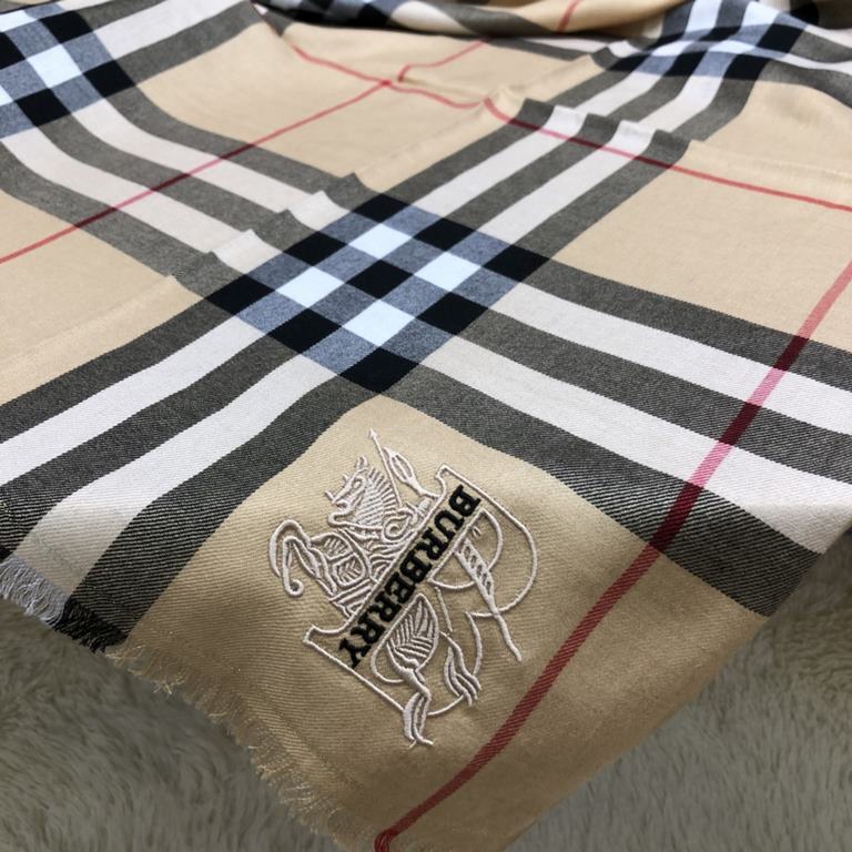 heavy recommended    fire N years of the classic grid, when the trend of people have several Burberry scarf in the closet, a small scarf its role can not be underestimated, it is absolutely for wearing the role of the dr