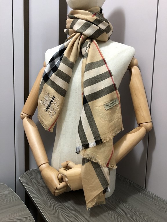 heavy recommended    fire N years of the classic grid, when the trend of people have several Burberry scarf in the closet, a small scarf its role can not be underestimated, it is absolutely for wearing the role of the dr