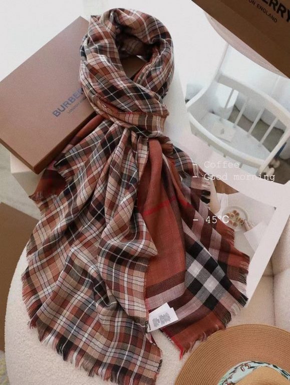 BurBerry.BurBerry Simple, simple, as always, exclusive style! Simple and advanced Modern chic and vintage tone just blend together perfectly, so nice!!!! This one is really super unbeatable looking! Really love how versa