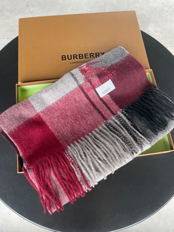 Barberry plaid burst models   never out of fashion 100% top-quality cashmere material   very warm   soft and skin-friendly, do not tie the neck   the classic Barberry plaid design   men and women unisex couples models   