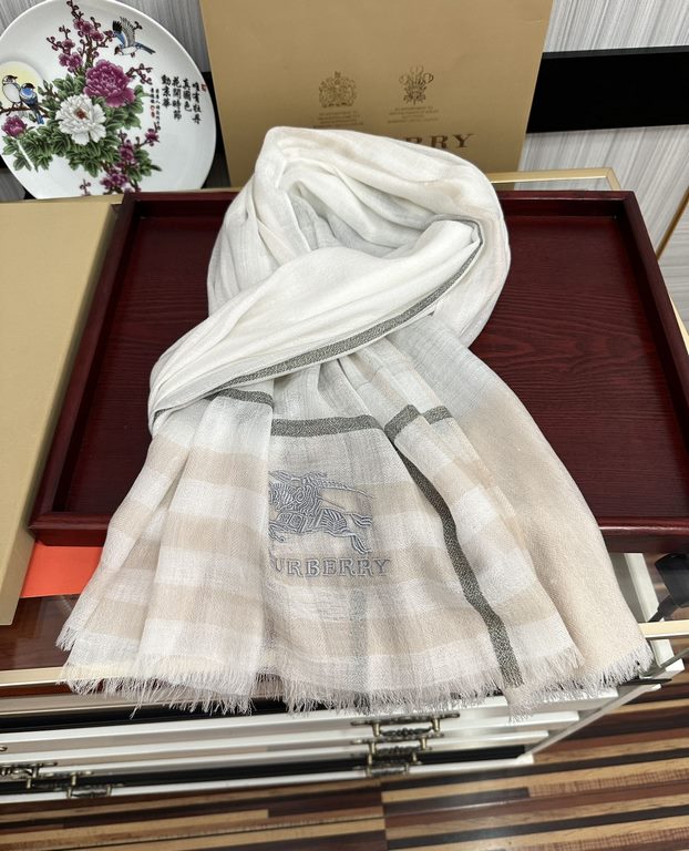 Explosive models Burberry gold silk cashmere   heavy recommended   too beautiful   hot N years of plaid, everyone likes   when the hipsters have several Ba family scarves in the closet,   a change of scarf is enough to g