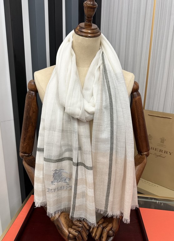 Explosive models Burberry gold silk cashmere   heavy recommended   too beautiful   hot N years of plaid, everyone likes   when the hipsters have several Ba family scarves in the closet,   a change of scarf is enough to g