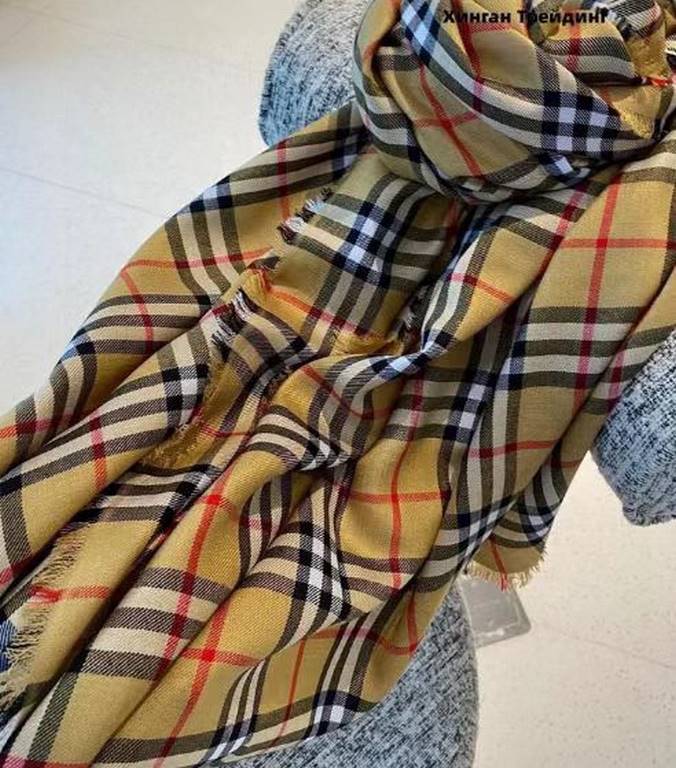 Heavyweight recommended   [top foreign single]   fire N years of the classic grid, when the trend of people have several Burberry scarves in the closet, a small scarf its role can not be underestimated, it is absolutely 