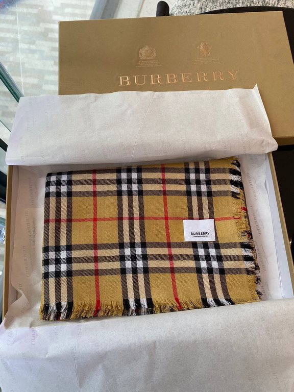 Heavyweight recommended   [top foreign single]   fire N years of the classic grid, when the trend of people have several Burberry scarves in the closet, a small scarf its role can not be underestimated, it is absolutely 