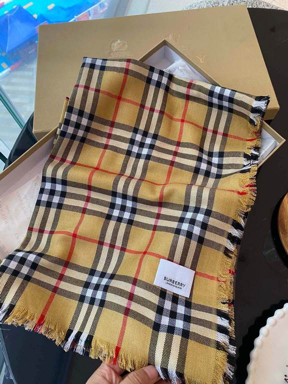 Heavyweight recommended   [top foreign single]   fire N years of the classic grid, when the trend of people have several Burberry scarves in the closet, a small scarf its role can not be underestimated, it is absolutely 