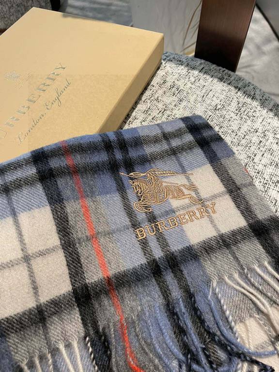 [Burberry medium check] sold a hundred years of style   not to repeat how much it is loved by people all over the world   almost all the sellers of scarves are doing this style of course, the quality is uneven    our fam