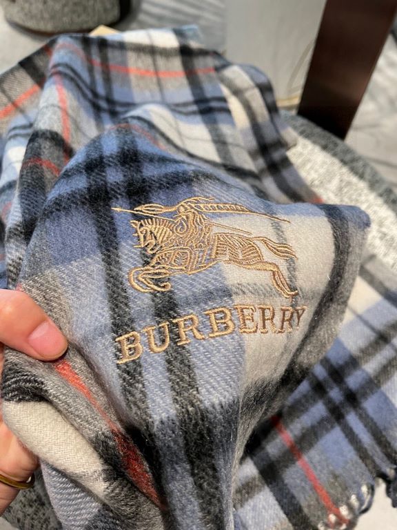 [Burberry medium check] sold a hundred years of style   not to repeat how much it is loved by people all over the world   almost all the sellers of scarves are doing this style of course, the quality is uneven    our fam