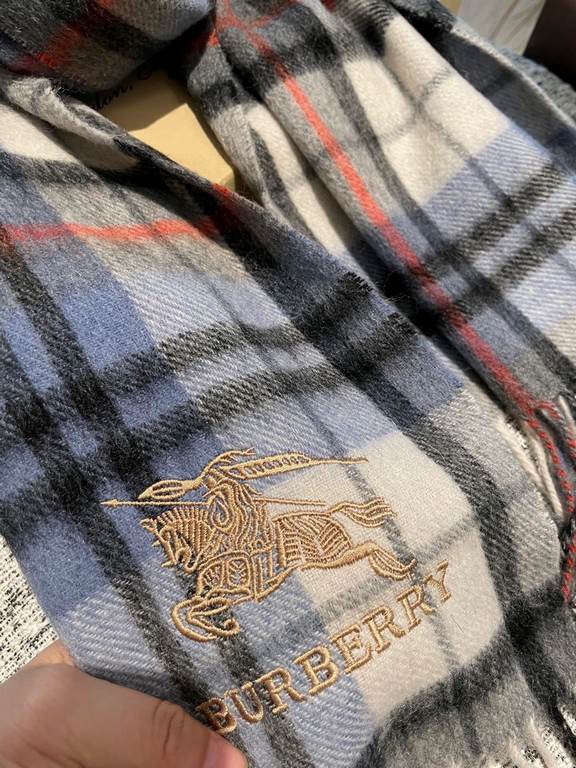 [Burberry medium check] sold a hundred years of style   not to repeat how much it is loved by people all over the world   almost all the sellers of scarves are doing this style of course, the quality is uneven    our fam