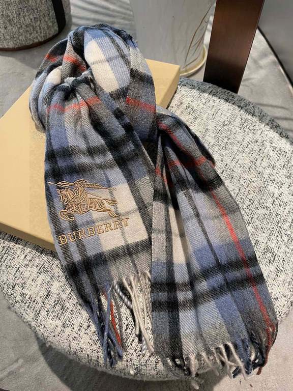 [Burberry medium check] sold a hundred years of style   not to repeat how much it is loved by people all over the world   almost all the sellers of scarves are doing this style of course, the quality is uneven    our fam