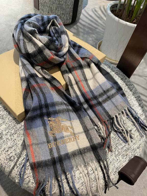 [Burberry medium check] sold a hundred years of style   not to repeat how much it is loved by people all over the world   almost all the sellers of scarves are doing this style of course, the quality is uneven    our fam