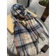 [Burberry medium check] sold a hundred years of style   not to repeat how much it is loved by people all over the world   almost all the sellers of scarves are doing this style of course, the quality is uneven    our fam