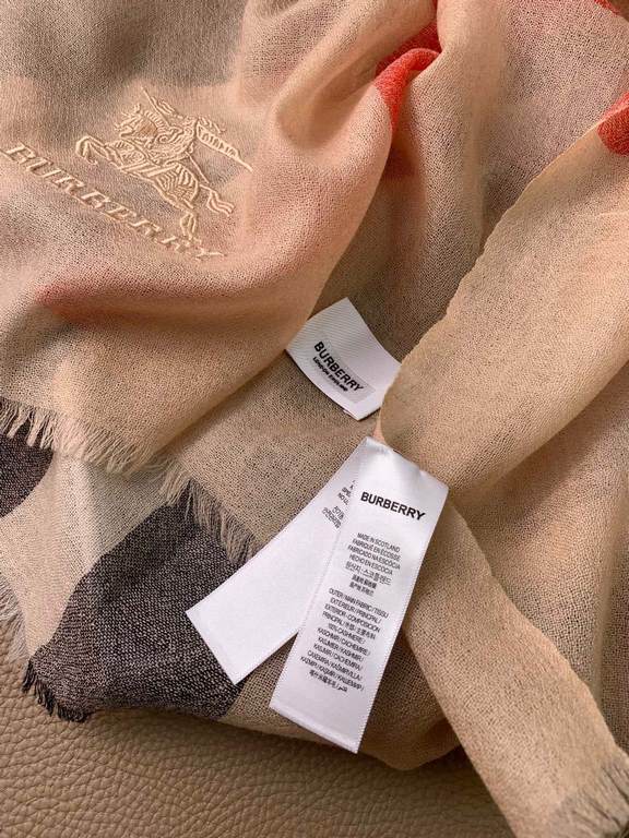 Burberry.[Aqua cashmere four side whiskers 300 count ultra-thin cashmere large plaid] royal big B counter goods! Super beautiful and super thin four side whiskers boutique! Come to take you to see the counter when the ex