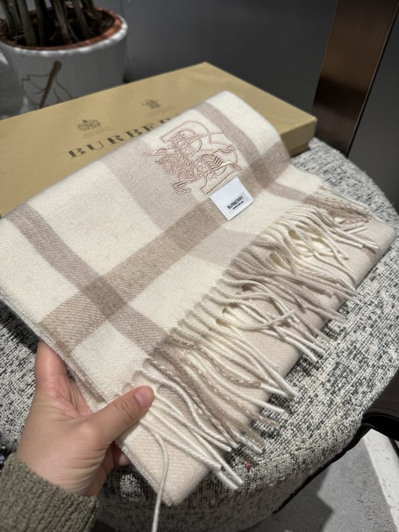 Barberry [Men's and Women's Scarves] Rage to keep for yourself, a rare high-end men's model! Family benefits! Burberry very positive men's scarf ~ fabric big love, very soft and delicate comfortable, light water ripple! 