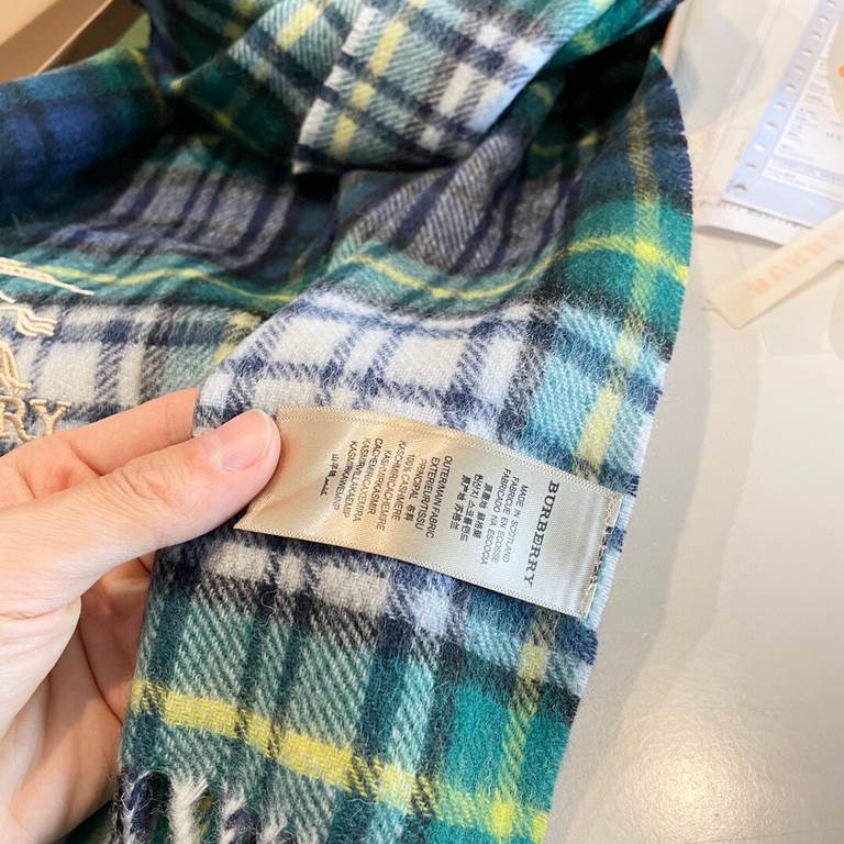 Men's and women's models are beautiful! Burberry Burberry British counter pure tail single! 2022 fall and winter order square cashmere temperament beauty essential models! In fact, the scarf has long ceased to be just a 