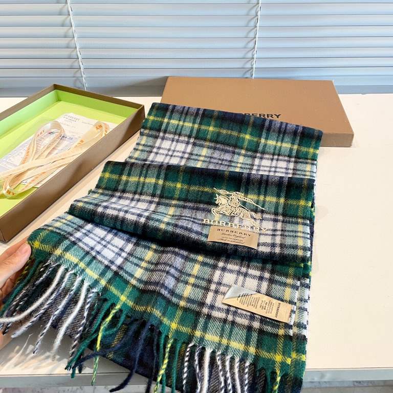 Men's and women's models are beautiful! Burberry Burberry British counter pure tail single! 2022 fall and winter order square cashmere temperament beauty essential models! In fact, the scarf has long ceased to be just a 