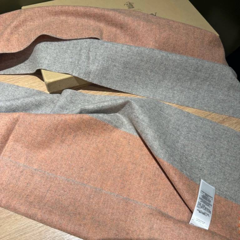 Barberry [Men's and Women's Scarves] Rage to keep for yourself, a rare high-end men's model! Family benefits! Burberry very positive men's scarf ~ fabric big love, very soft and delicate comfortable, light water ripple! 