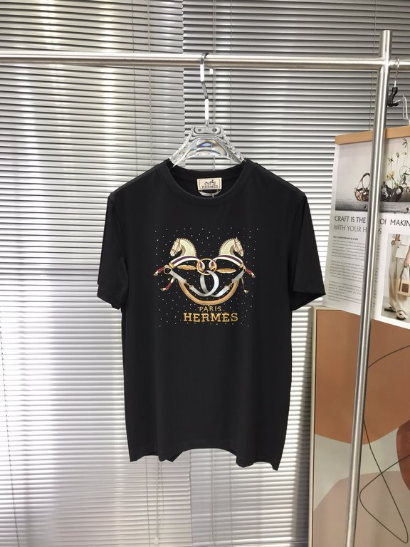 Hermes 23ss spring and summer new short-sleeved T-shirt men's This is a classic modeling, every year will have this pattern! Guest imported fabrics Silky and comfortable Breathable cool Not shrinking, not easy to deform,