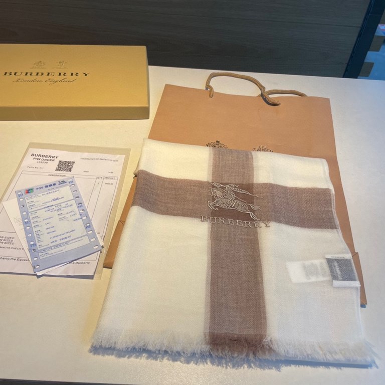 Highly recommended!!! Premium cozy chic vibe, take it if you believe me! This soft scarf from Burberry that touches the heart, inimitable color and temperament!!!! Scarf light and shadow will also have a very beautiful s