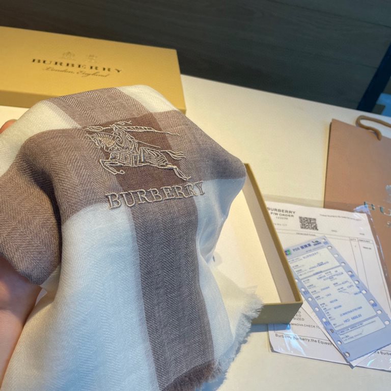 Highly recommended!!! Premium cozy chic vibe, take it if you believe me! This soft scarf from Burberry that touches the heart, inimitable color and temperament!!!! Scarf light and shadow will also have a very beautiful s