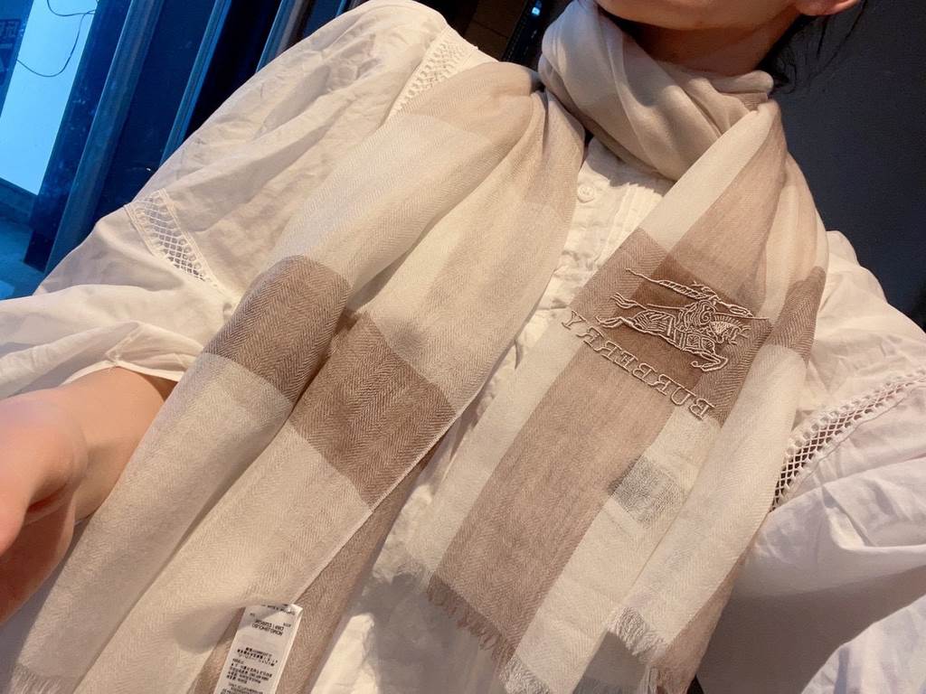 Highly recommended!!! Premium cozy chic vibe, take it if you believe me! This soft scarf from Burberry that touches the heart, inimitable color and temperament!!!! Scarf light and shadow will also have a very beautiful s