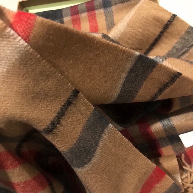 The Burberry Bur cashmere plaid looks crazy good, so stylish and glamorous!!!! Very svelte and stylish fallwinter piece! Really like it, very Classical men's design. Men's stuff less and more! ! 100% cashmere, the feel i