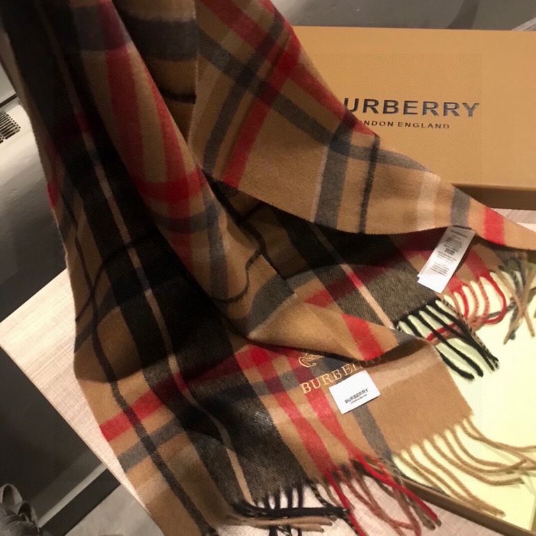 The Burberry Bur cashmere plaid looks crazy good, so stylish and glamorous!!!! Very svelte and stylish fallwinter piece! Really like it, very Classical men's design. Men's stuff less and more! ! 100% cashmere, the feel i