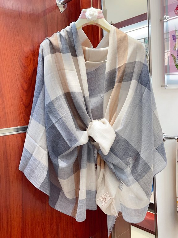 Early fall classic barber cashmere barber shawl. Soft touch, grid novelty, classic popular must-haves. Closed eyes know that this is burbeery's classic series of limited edition models. This quality you shop all over chi